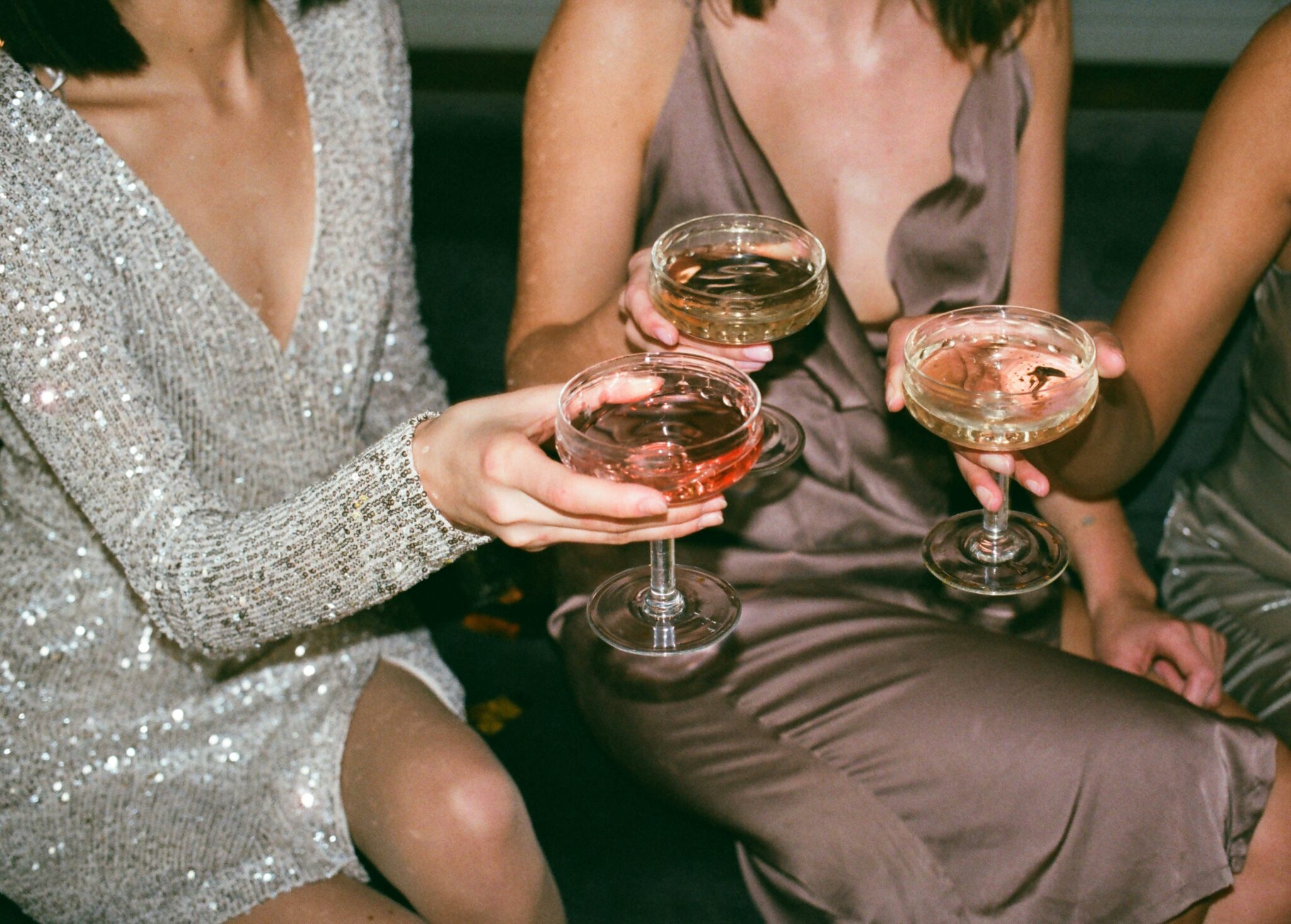 Filles en soirée avec un verre de vin à la main