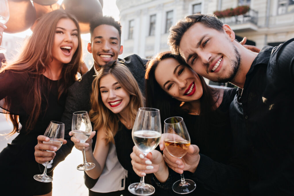 Groupe d'amis buvant un verre dans la rue