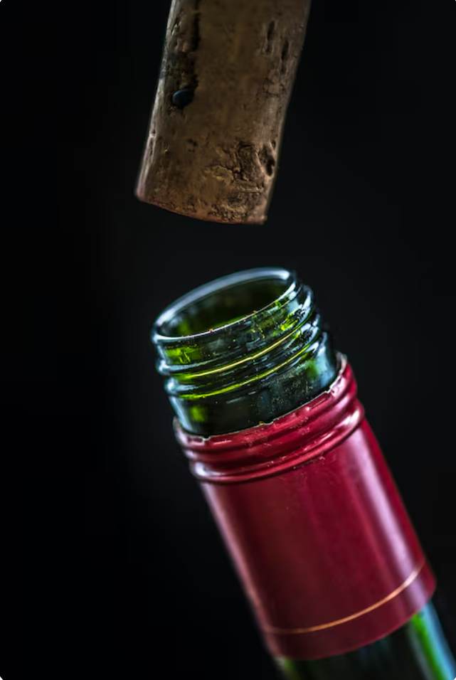 Bouteille de vin et son bouchon pendant l'ouverture de la bouteille de vin