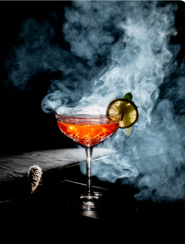 Cocktail d'alcool avec de la vapeur