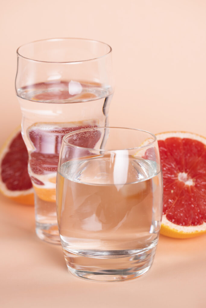 Verres d'eau avec des agrumes