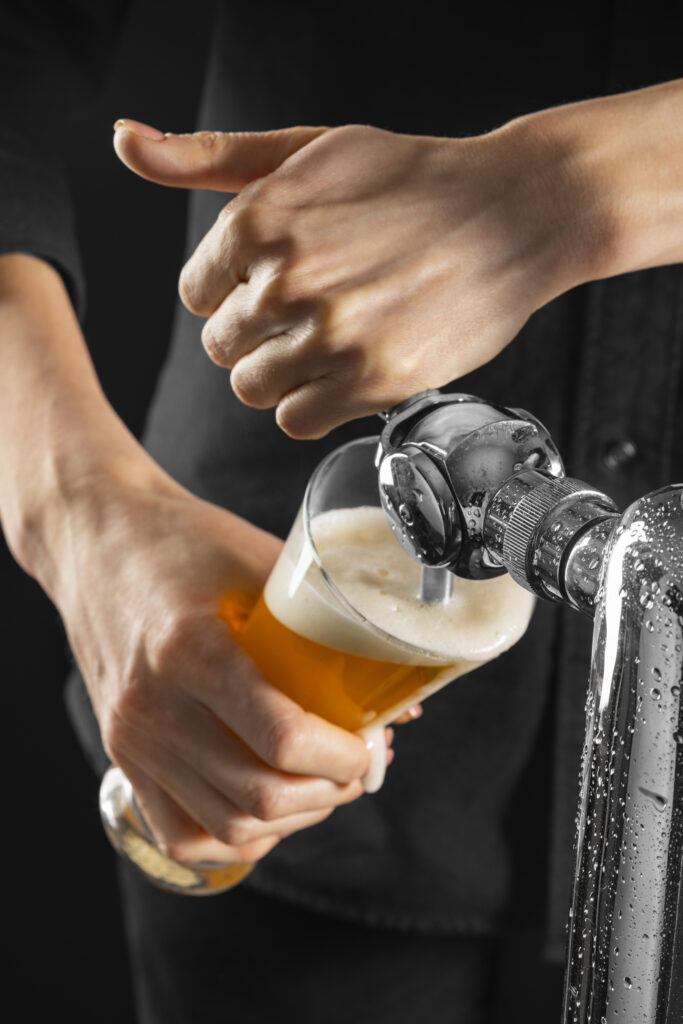 Bière pression en train d'être servie dans un verre