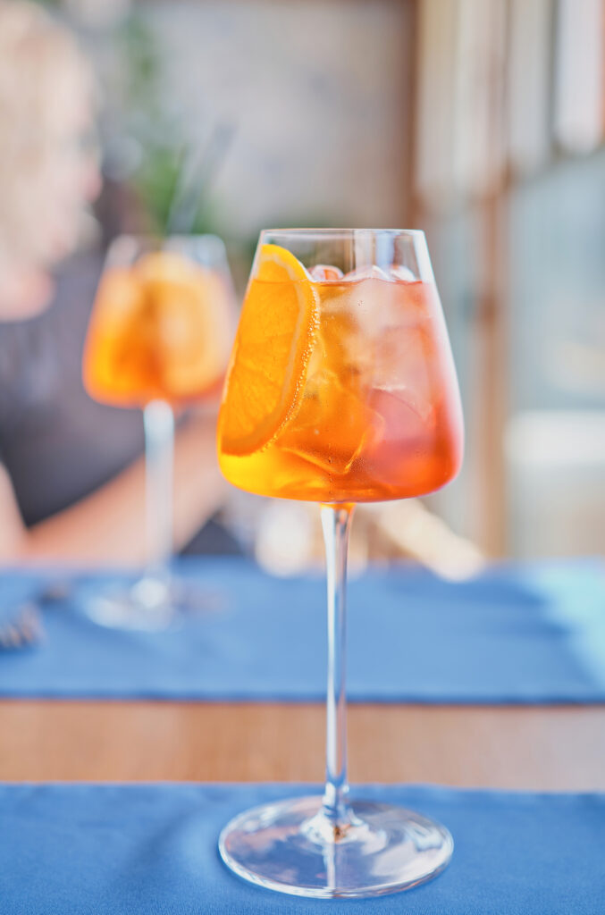 Cocktail tendance dans un verre à pied, apérol
