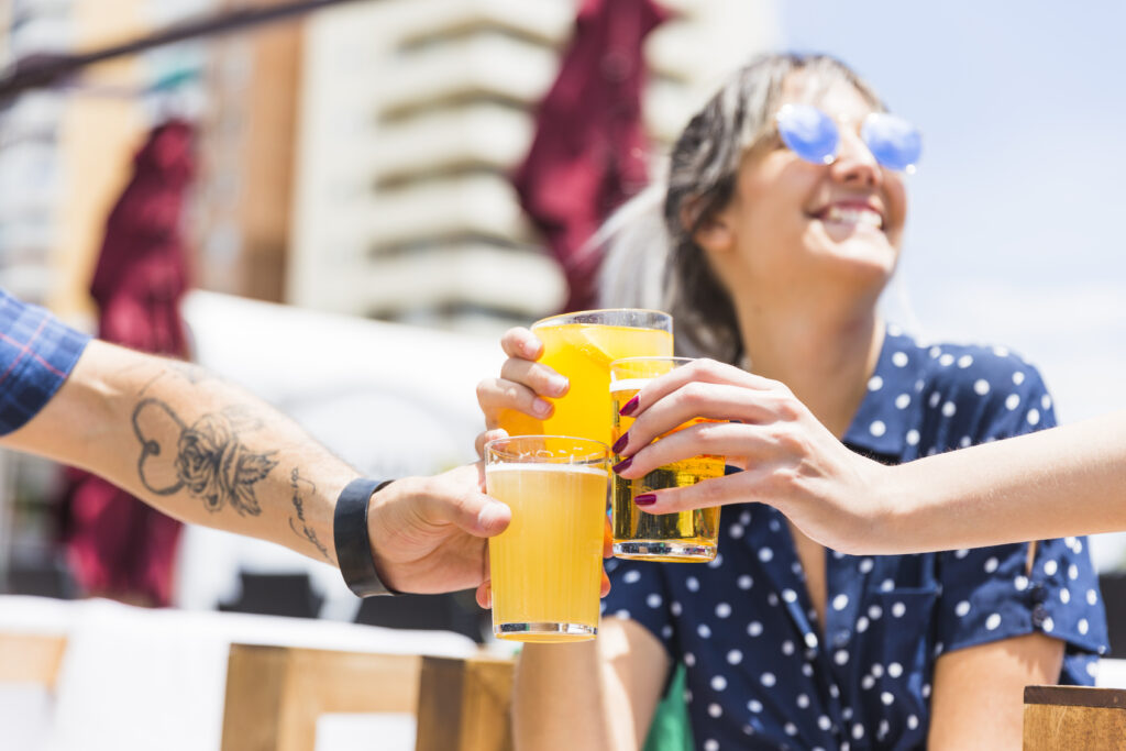 amis qui trinque sous la canicule avec de l'alcool au soleil