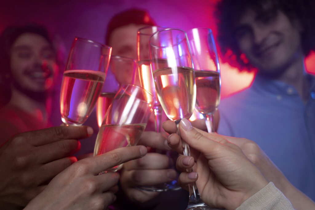 Personnes qui font la fête avec de l'alcool à Rennes de façon responsable avec Apéro Minute
