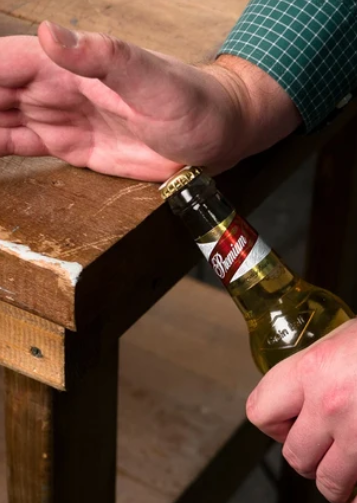 ouverture bouteille de bière avec une table