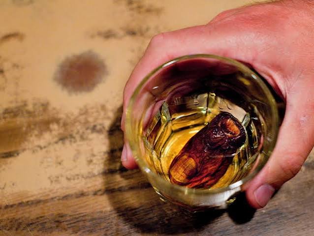 Cocktail avec un vrai orteil momifié dedans.